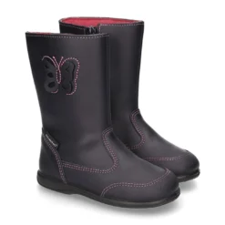 Bota caña alta con MARIPOSA, cremallera y puntera reforzada en piel lavable.