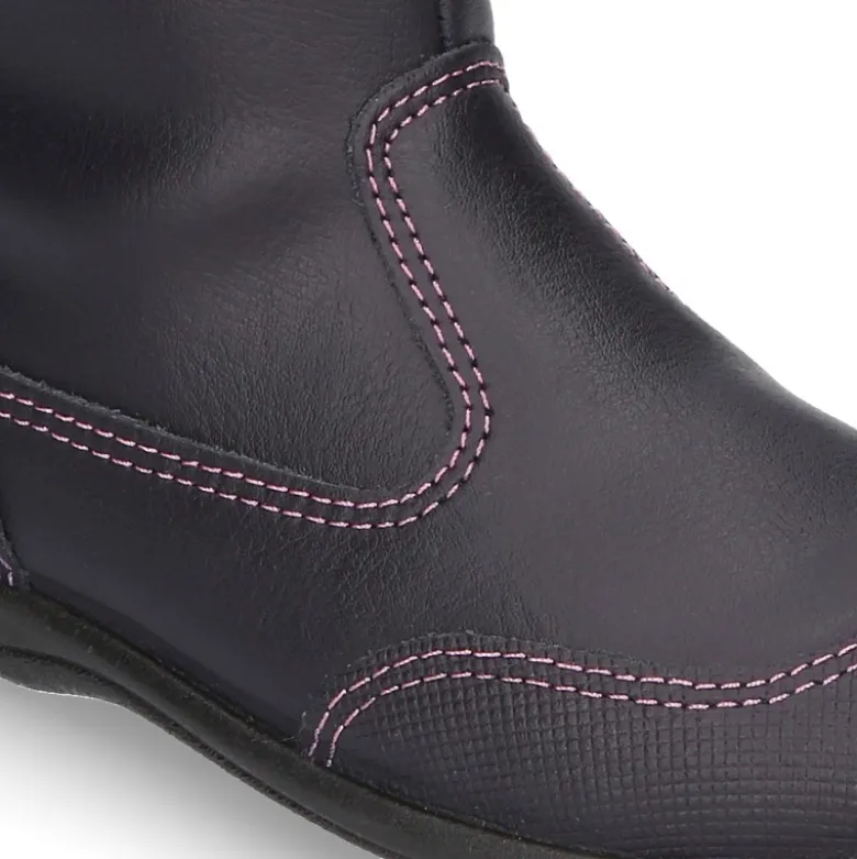 Bota caña alta con MARIPOSA, cremallera y puntera reforzada en piel lavable.