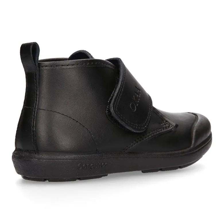Bota colegial niño OKAA sin cordones y puntera reforzada en piel lavable.