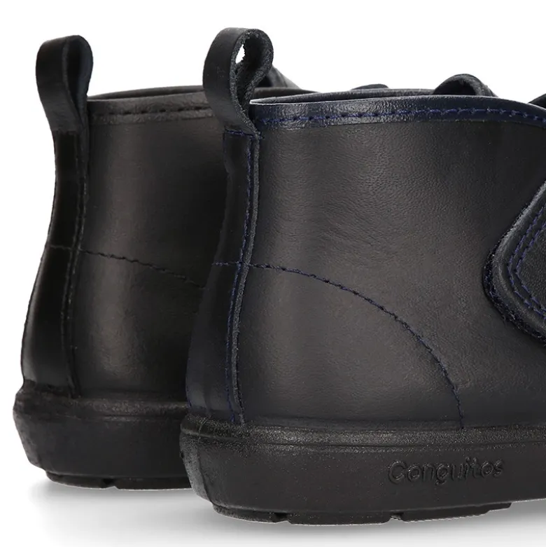 Bota colegial niño OKAA sin cordones y puntera reforzada en piel lavable.
