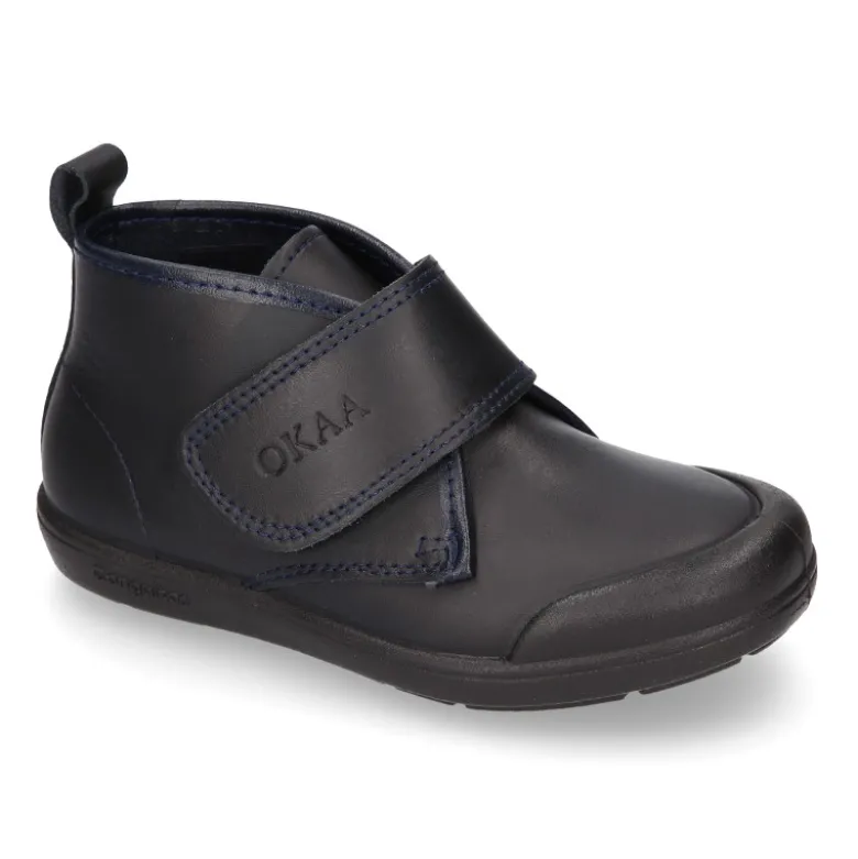 Bota colegial niño OKAA sin cordones y puntera reforzada en piel lavable.