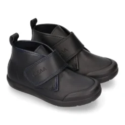 Bota colegial niño OKAA sin cordones y puntera reforzada en piel lavable.