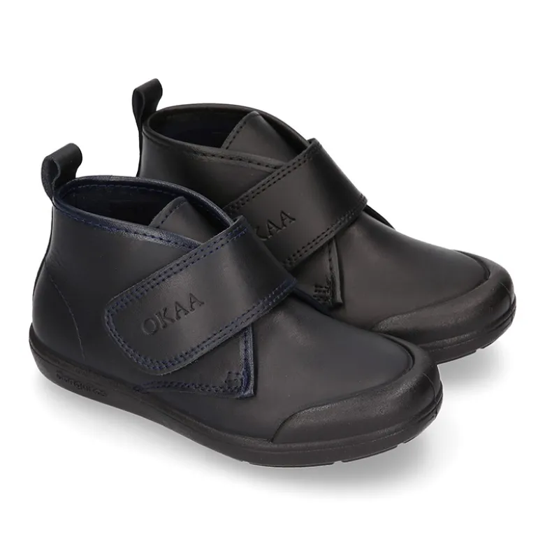 Bota colegial niño OKAA sin cordones y puntera reforzada en piel lavable.