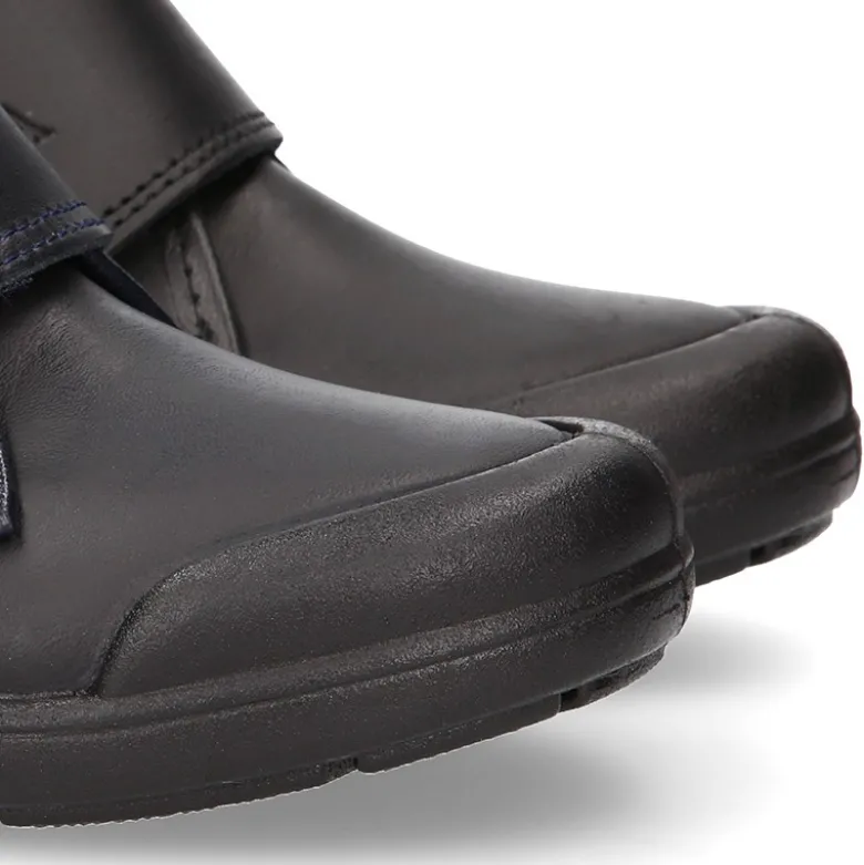 Bota colegial niño OKAA sin cordones y puntera reforzada en piel lavable.