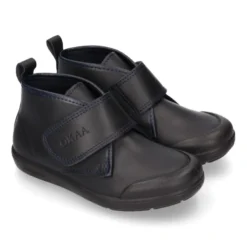 Bota colegial niño OKAA sin cordones y puntera reforzada en piel lavable.