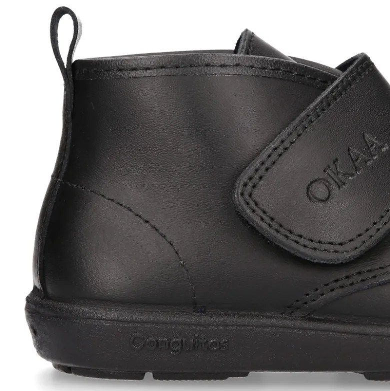 Bota colegial niño OKAA sin cordones y puntera reforzada en piel lavable.