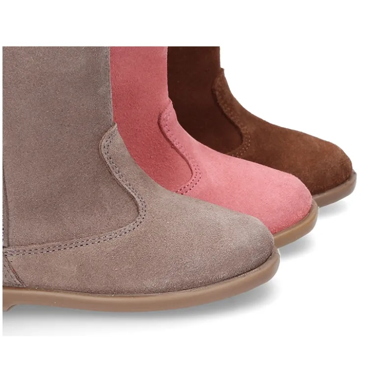 Bota con flecos en piel serraje.