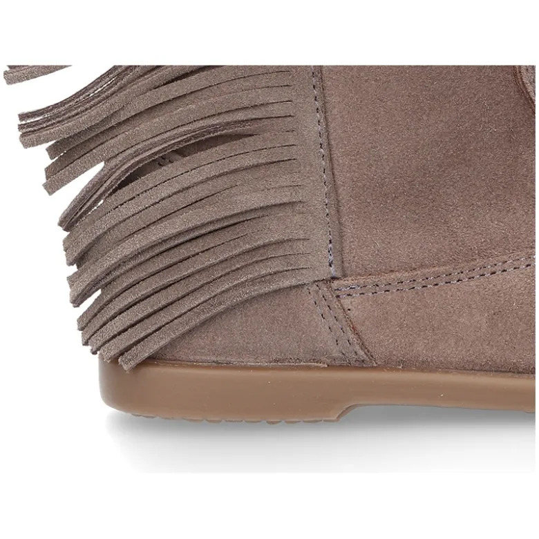 Bota con flecos en piel serraje.