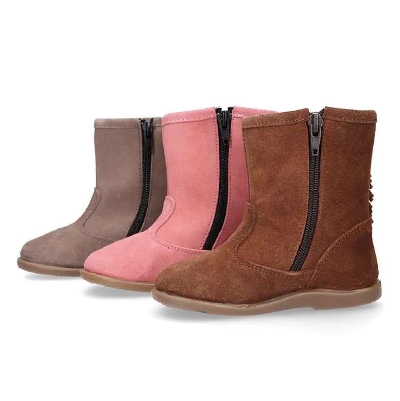 Bota con flecos en piel serraje.