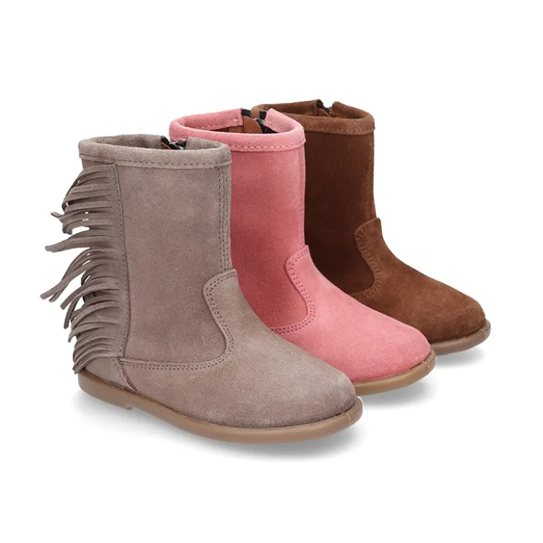 Bota con flecos en piel serraje.