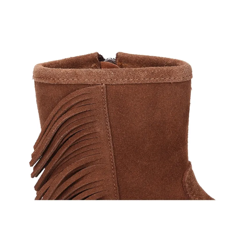 Bota con flecos en piel serraje.
