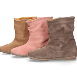 Bota con FLECOS laterales en piel serraje.