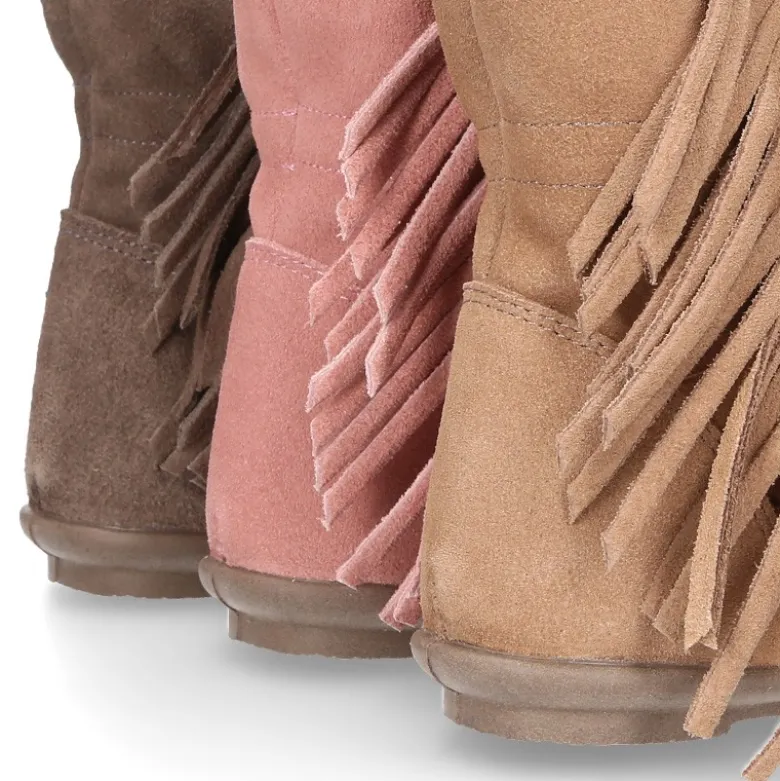 Bota con FLECOS laterales en piel serraje.