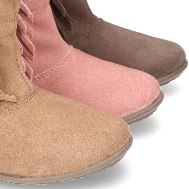 Bota con FLECOS laterales en piel serraje.