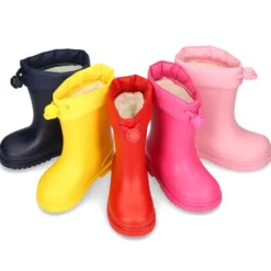 Bota de agua infantil con borrego y cuello ajustable