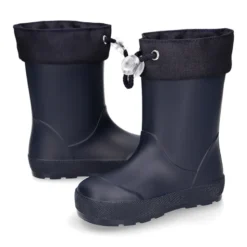 Bota de agua niños modelo respetuoso de Igor en azul marino y con cuello ajustable.