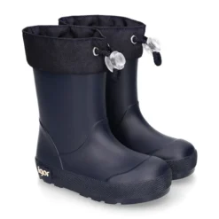 Bota de agua niños modelo respetuoso de Igor en azul marino y con cuello ajustable.