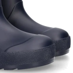 Bota de agua niños modelo respetuoso de Igor en azul marino y con cuello ajustable.