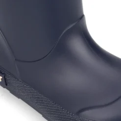 Bota de agua niños modelo respetuoso de Igor en azul marino y con cuello ajustable.