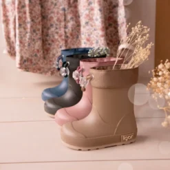 Bota de agua niños modelo respetuoso de Igor con cuello ajustable.
