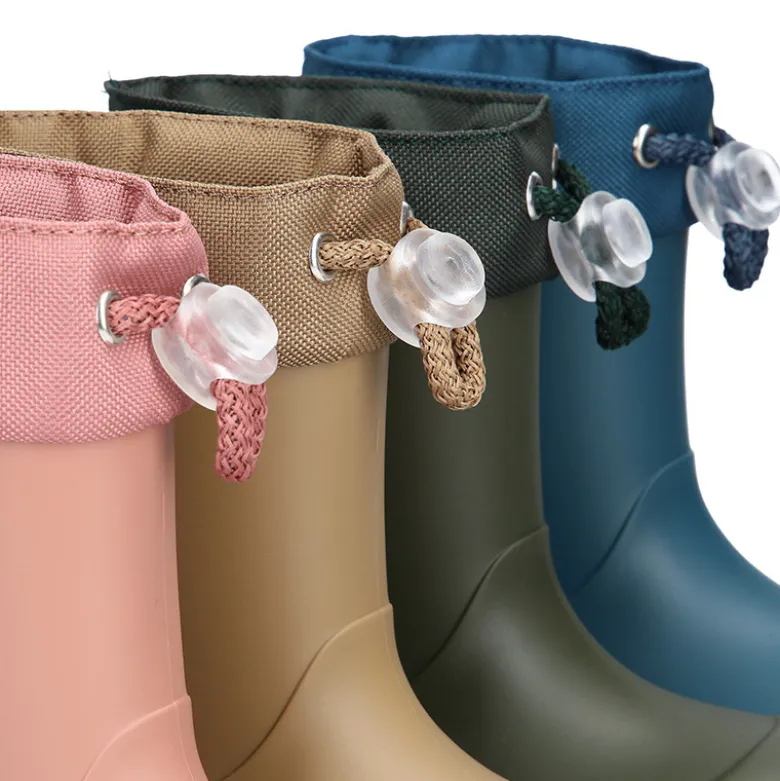Bota de agua niños modelo respetuoso de Igor con cuello ajustable.