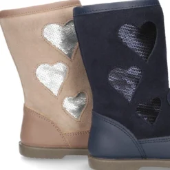 Bota en piel combinada con CORAZONES.