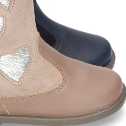 Bota en piel combinada con CORAZONES.