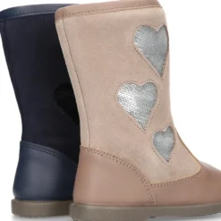 Bota en piel combinada con CORAZONES.