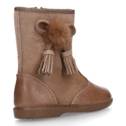 Bota niña con BORLAS y POMPONES de pelo en piel combinada.