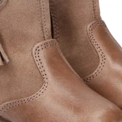 Bota niña con BORLAS y POMPONES de pelo en piel combinada.