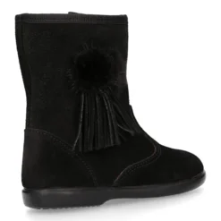 Bota niña con flecos y POMPONES de pelo en piel serraje.