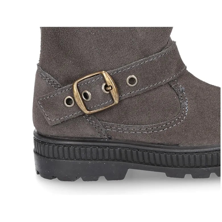 Bota niña con hebilla en piel serraje con cremallera.