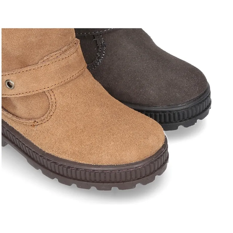 Bota niña con hebilla en piel serraje con cremallera.