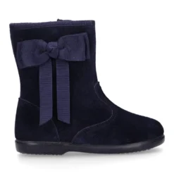 Bota niña con lazo en piel serraje en azul marino.