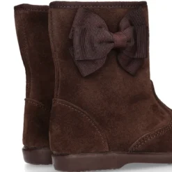 Bota niña con LAZO MARIPOSA en piel serraje.