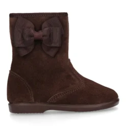 Bota niña con LAZO MARIPOSA en piel serraje.