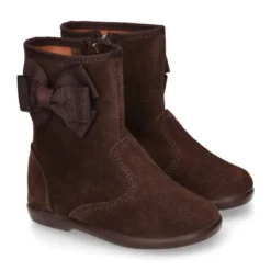 Bota niña con LAZO MARIPOSA en piel serraje.