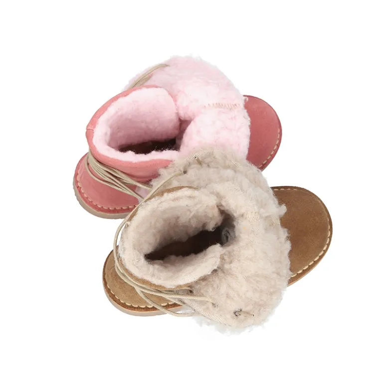Bota niños con cordones y forro de borrego en piel serraje.