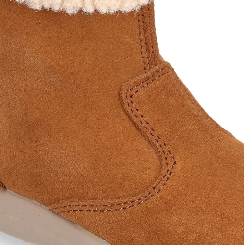 Bota niños con cuello de borreguito en piel serraje cuero.