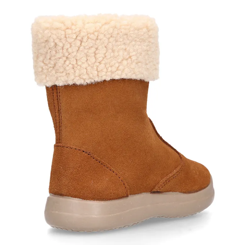 Bota niños con cuello de borreguito en piel serraje cuero.