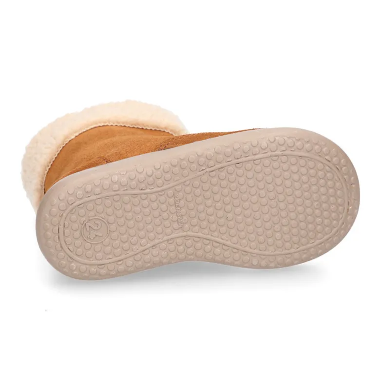 Bota niños con cuello de borreguito en piel serraje cuero.