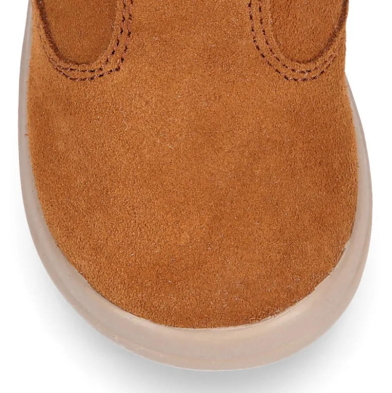 Bota niños con cuello de borreguito en piel serraje cuero.
