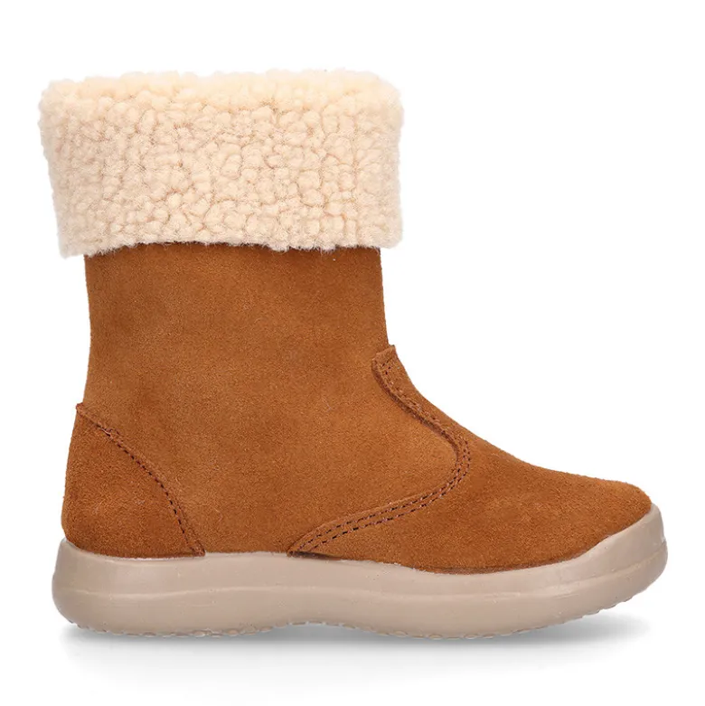 Bota niños con cuello de borreguito en piel serraje cuero.