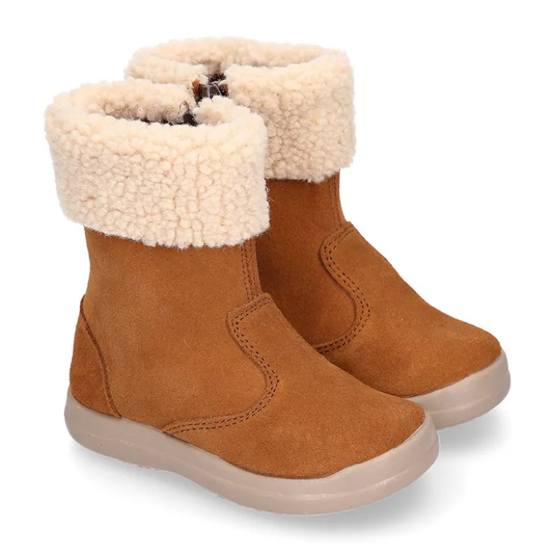 Bota niños con cuello de borreguito en piel serraje cuero.
