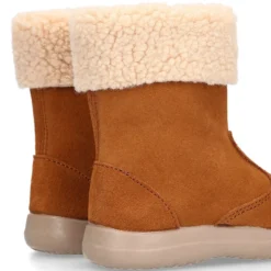 Bota niños con cuello de borreguito en piel serraje cuero.