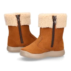 Bota niños con cuello de borreguito en piel serraje cuero.