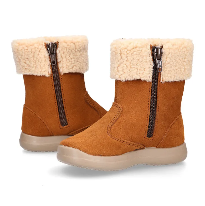 Bota niños con cuello de borreguito en piel serraje cuero.