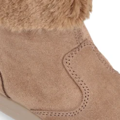 Bota niños con cuello de pelo en piel serraje topo.