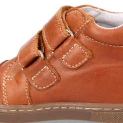 Bota niños tipo zapatilla OKAA CASUAL sin cordones en piel con puntera.