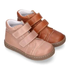 Bota niños tipo zapatilla OKAA CASUAL sin cordones en piel con puntera.